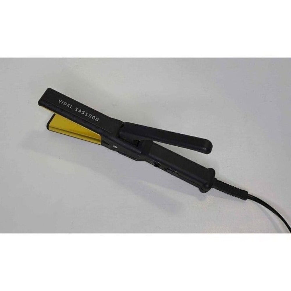 Vidal Sassoon VS190 Hair Straightener  1 1/2" Hot Iron